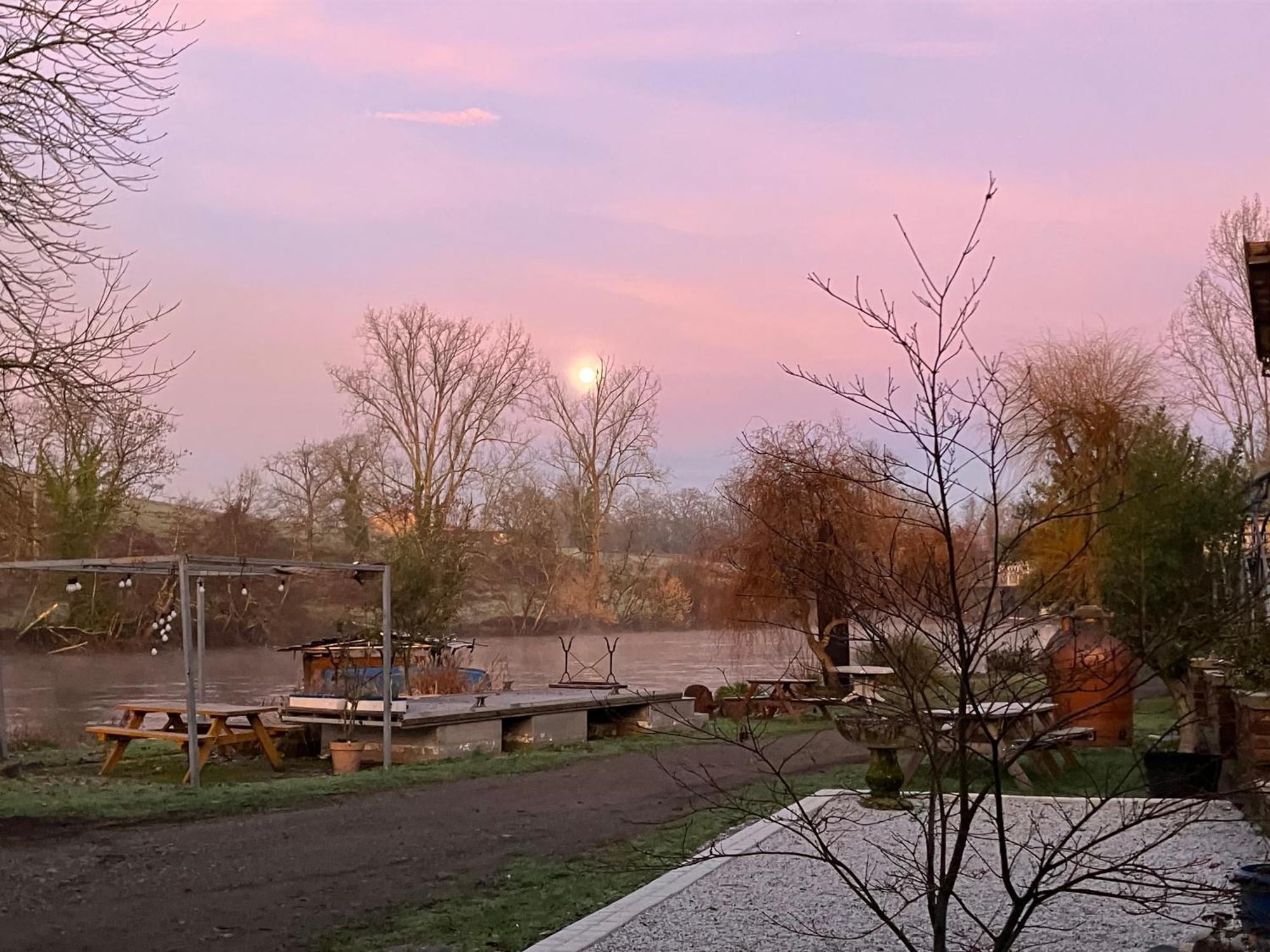 Moon River Chambre D'Hote Сен-Жуниен Екстериор снимка